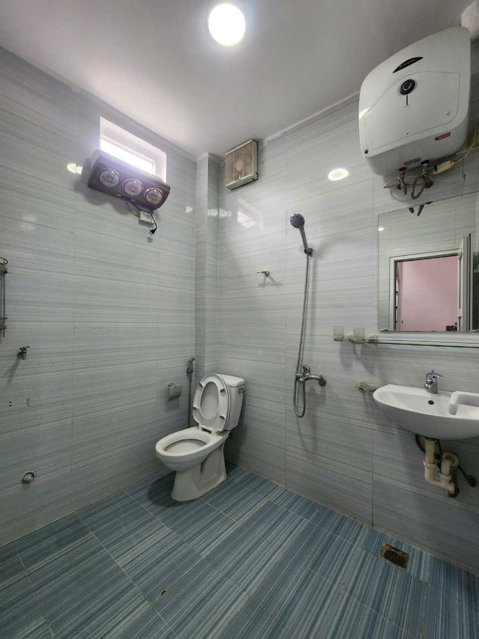 Bán nhà ngõ Thịnh Hào 3, một bước ra phố : DT 22m, giá 5tỷ1